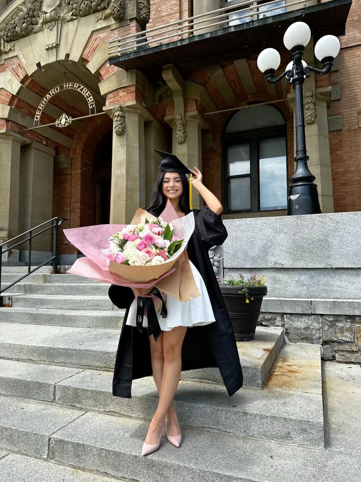 30 College Graduation Pictures Poses Ideas That Look Amazing