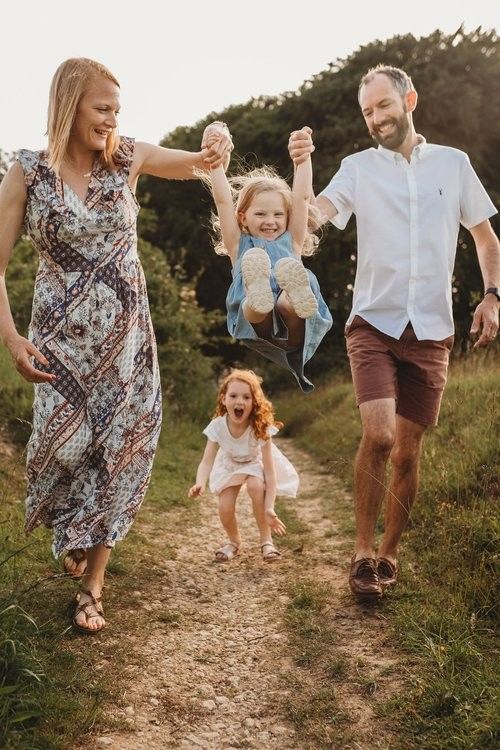 30 Family Photo Poses Outdoor Ideas That Look Natural