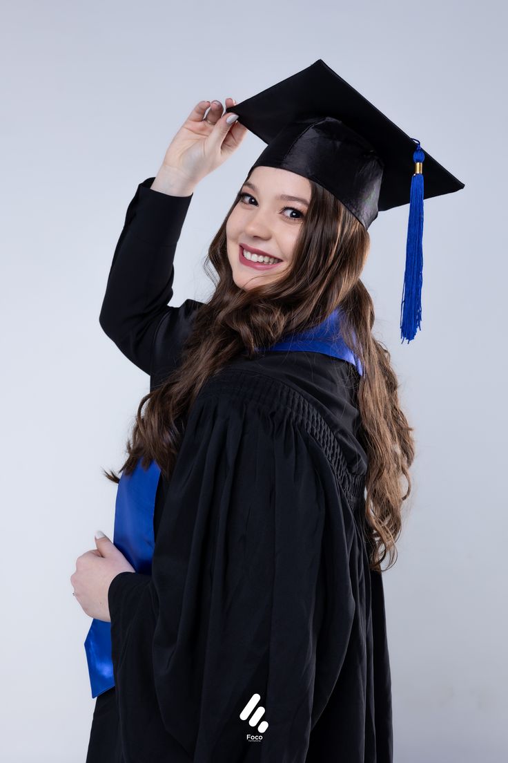 30 Graduation Pictures Poses Ideas For Stunning Portraits
