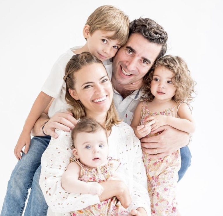 30 Family Of Five Photoshoot Posing Ideas Everyone Will Love