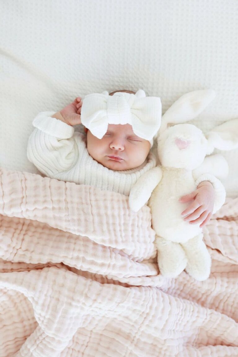 30 Newborn Baby Photography Poses Every Parent Loves