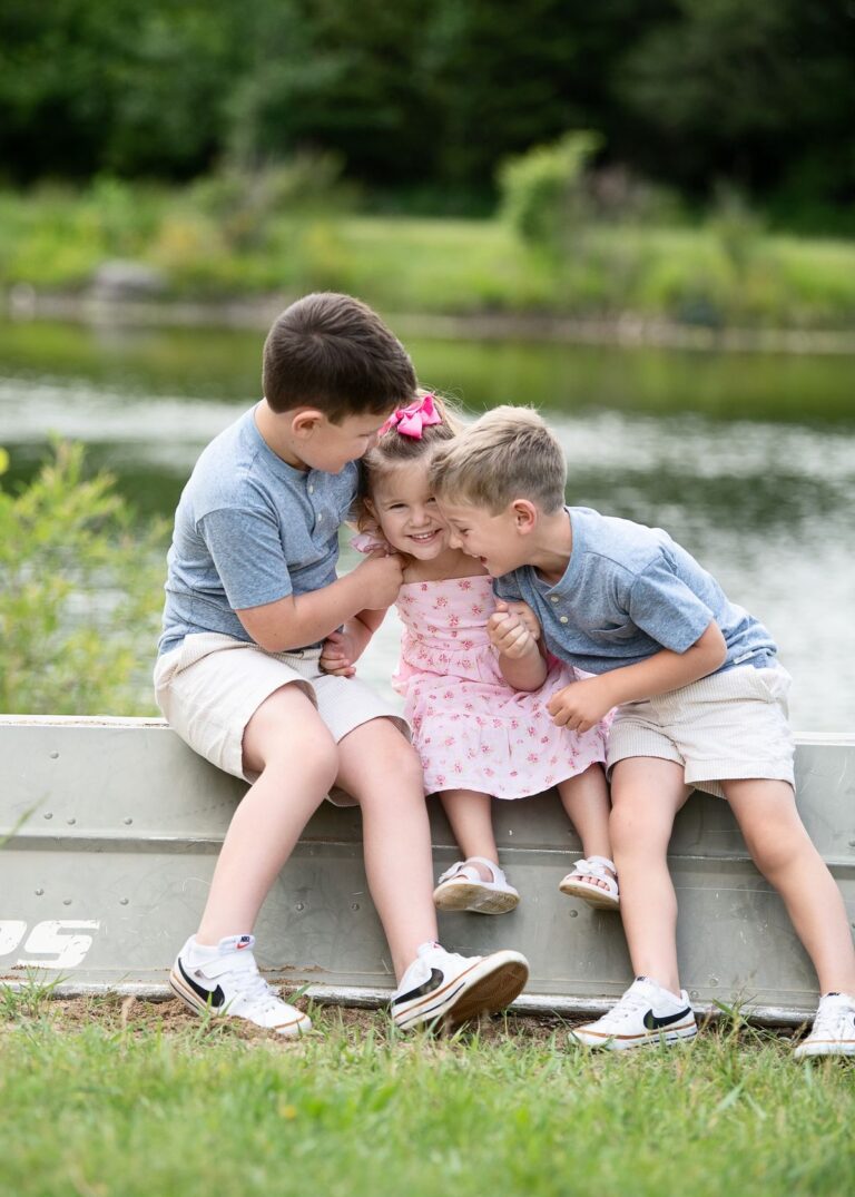 35 Siblings Photography Ideas To Capture Special Bonding Moments